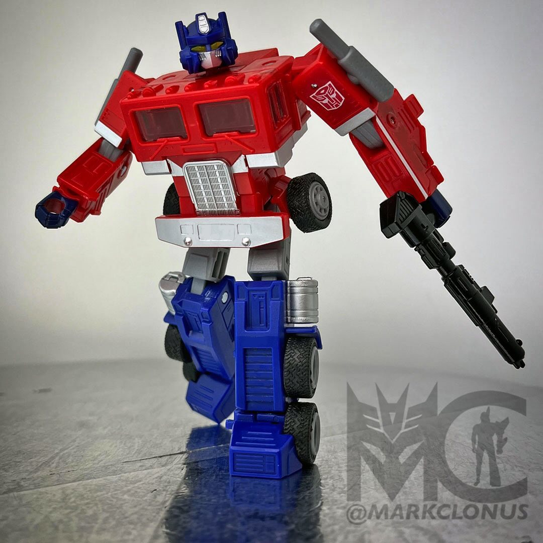 Legacy United Optimus Prime G1 Deluxe Class_01