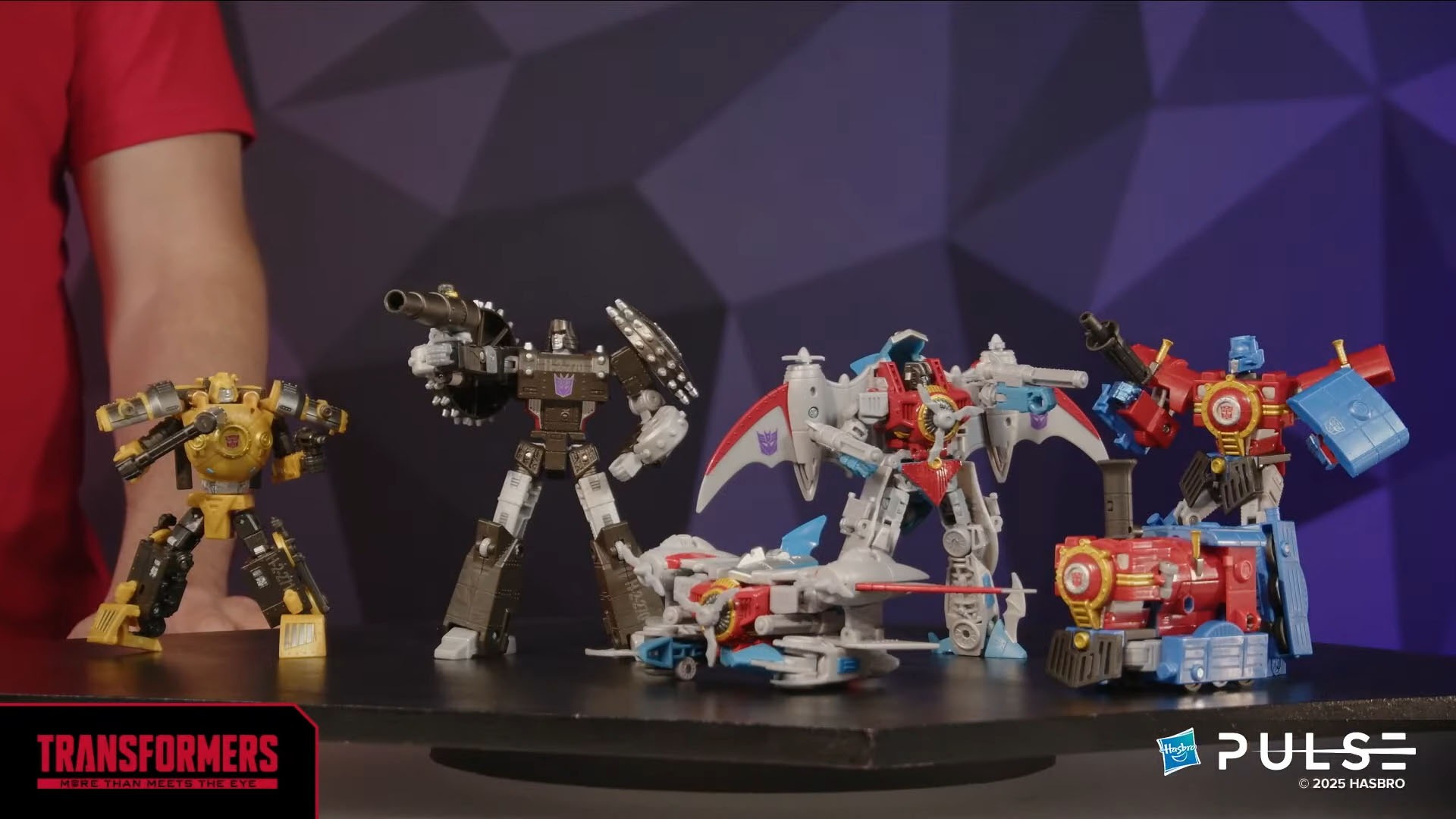 Hasbro Pulse Transformers Timelines Heart of Steel Optimus Prime & Starscream 06